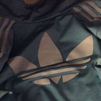 Jauns neprāts: Kādā krāsā ir šī 'Adidas' jaka?