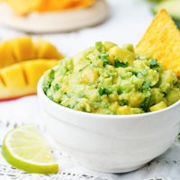 Avokado un mango gvakamole