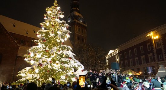 Foto: Pirmajā adventē iemirdzas Rīgas galvenās Ziemassvētku egles