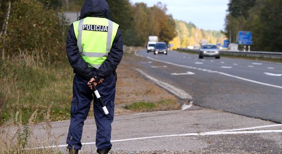 Ar 157 km/h ātrumu traucies lietuvietis piedāvā policijai 70 eiro kukuli