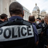 Vardarbīgo demonstrantu saniknotie Francijas policisti paši sākuši rīkot protestus