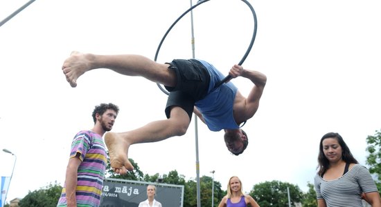 Āgenskalnā sākas laikmetīgā cirka un ielu mākslas festivāls 'Re Rīga!'