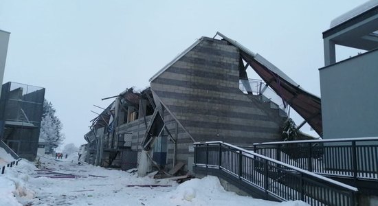 Itālijas Alpos iebrucis hokeja halles jumts