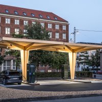 'Zaza Timber' izveidojusi elektroauto uzlādes staciju, kas uzstādīta Kopenhāgenas iekšpilsētas domes priekšā