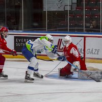 Slovēnijas U-18 hokejisti mača izskaņā izrauj pirmo uzvaru Rīgā notiekošajā PČ