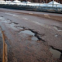 На латвийских дорогах начат ремонт ям
