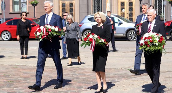 Foto: Latvijā piemin komunistiskā genocīda upurus