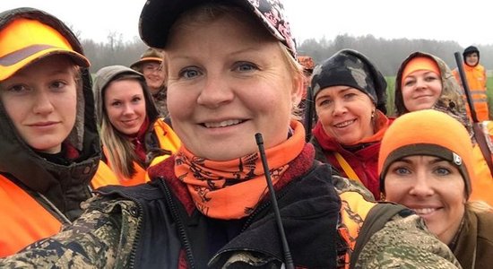 "Охотничий инстинкт есть у всех". Как живет главная женщина-охотник в Латвии
