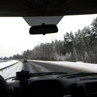 Daudzviet Latvijā sniegs un ledus apgrūtina braukšanu pa autoceļiem