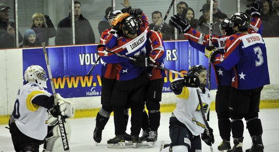 Foto: Aizraujoša cīņa par Latvijas hokeja čempionāta zelta medaļām turpinās