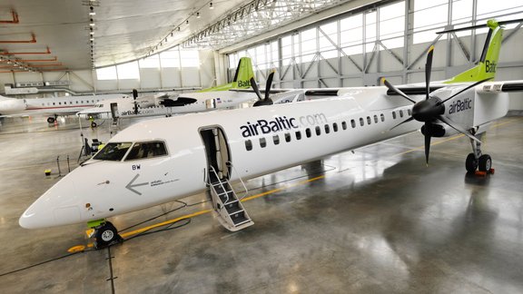 airBaltic Bombardier Q400  - 2