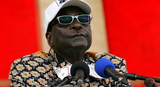 94 gadus vecais Mugabe zemkopību met pie malas un atgriežas politikā