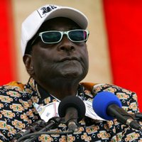 94 gadus vecais Mugabe zemkopību met pie malas un atgriežas politikā