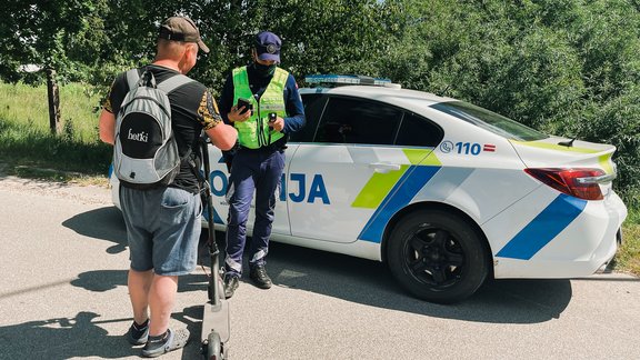 Policijas skrejriteņu reids