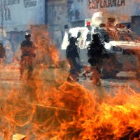 Foto: Grandiozajos Venecuēlas protestos pirmais bojāgājušais