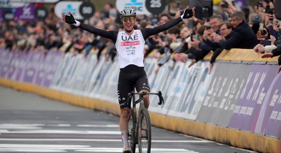 Pogačars trešo reizi karjerā uzvar "Tour de France" kopvērtējumā