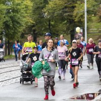 Foto: Ar bērnu un ģimeņu skrējienu sākas Rīgas maratons