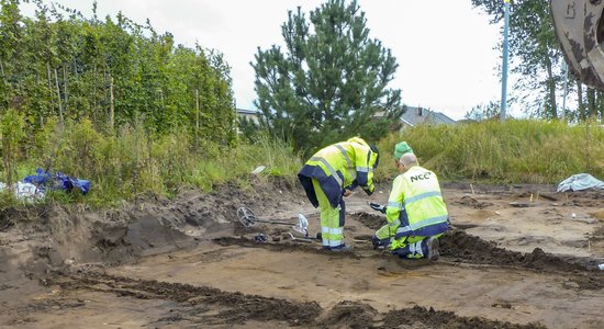 Arheologus pārsteidz milzīgs vikingu kapulauks Zviedrijas ziemeļrietumos