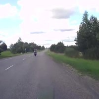 Video: Motociklists Vaivē traucas milzu ātrumā