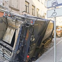 ФОТО. В Вецриге под мусоровозом провалилась брусчатка