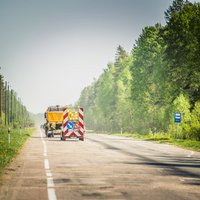 На дорогах Латвии начата масштабная заделка ям: просят соблюдать скоростной режим