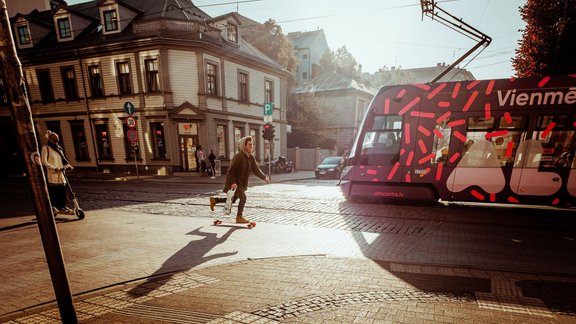 barona iela, rīga, rīts, satiksme, skrituļdēlis, tramvajs, velo josla-001