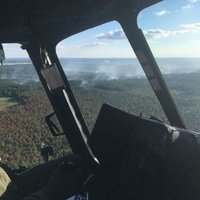 Video: NBS helikopters piedalās Valdgales pagasta ugunsgrēka dzēšanā