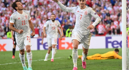 Spānija 'Euro 2024' kvalifikācijā pieveic Skotiju; Holannam divi vārti Norvēģijas uzvarā