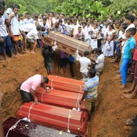 Foto: Plūdos un zemes nogruvumos Šrilankā miruši vairāk nekā 100 cilvēki