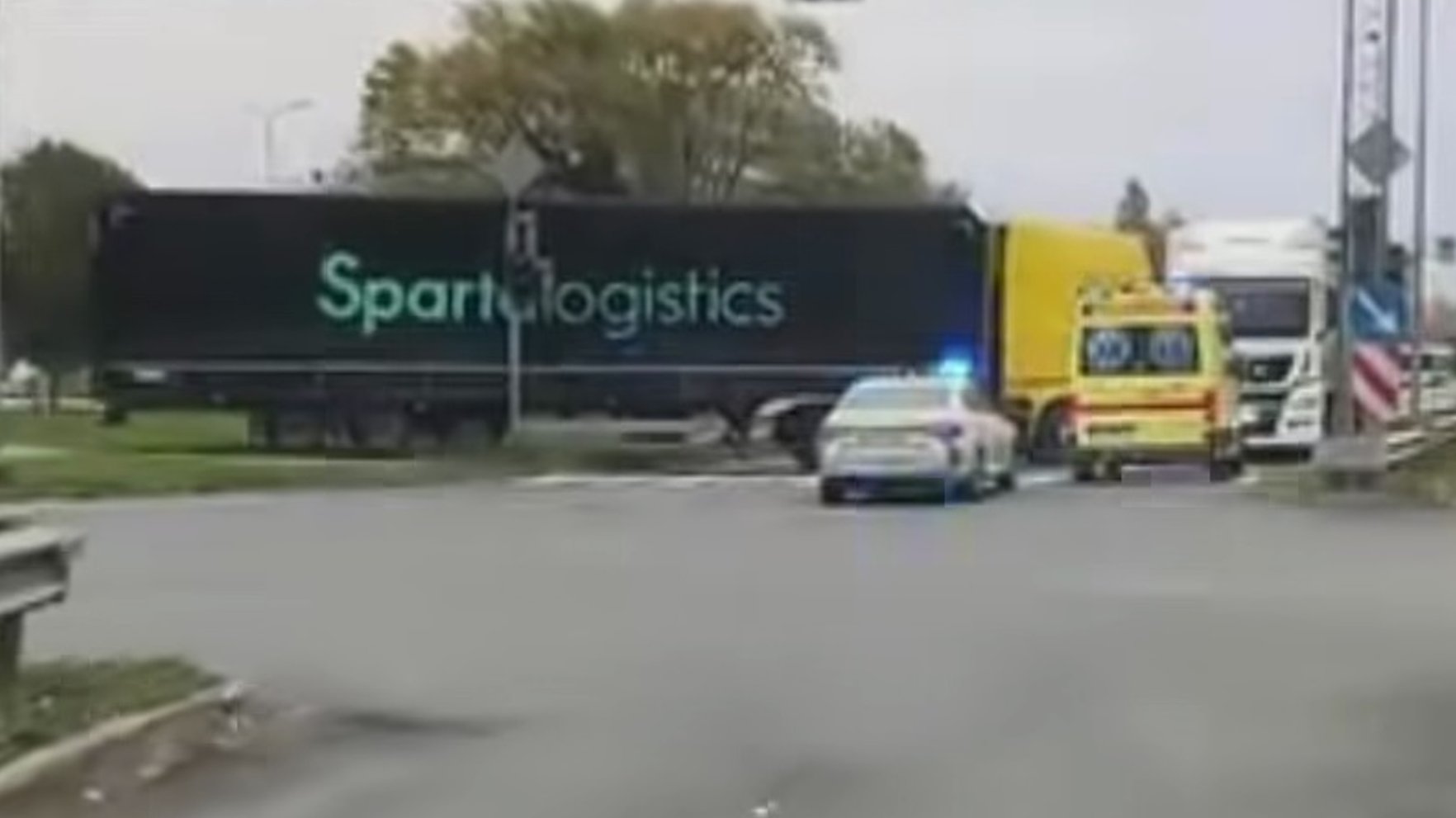Rīgā notikušajā kravas auto sadursmē bojā gājis viens no vadītājiem