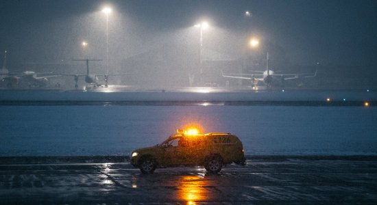 Sniegotie ceļi visā Latvijā apgrūtina braukšanu