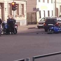 Gogoļa ielā automašīna 'BMW' notriec motociklistu