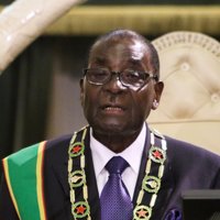 Zimbabves līderis Mugabe parlamentā nolasa nepareizu runu; sasauc deputātus uz ārkārtas sanāksmi