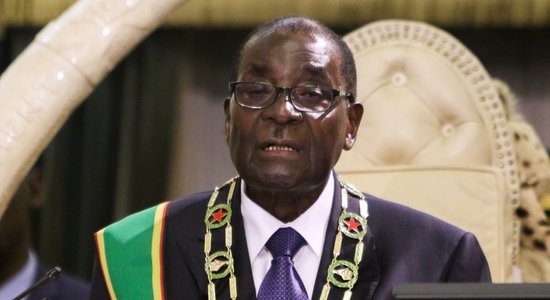 Zimbabves līderis Mugabe parlamentā nolasa nepareizu runu; sasauc deputātus uz ārkārtas sanāksmi