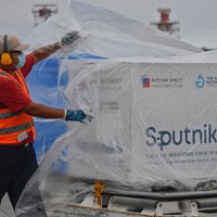 Krievija plaši bazūnē 'Sputnik V' eksportēšanu, bet klusītēm pati to importē