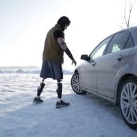 Video: Afganistānas veterāns ar roku un kāju protēzēm driftē ar auto