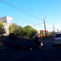 Video: Ķengaragā avārijas dēļ automašīna apvēlusies uz jumta