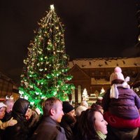 Iedegta Rīgas galvenā Ziemassvētku egle