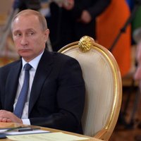 Putins, pat slimodams, turpinātu strādāt, paziņo Peskovs