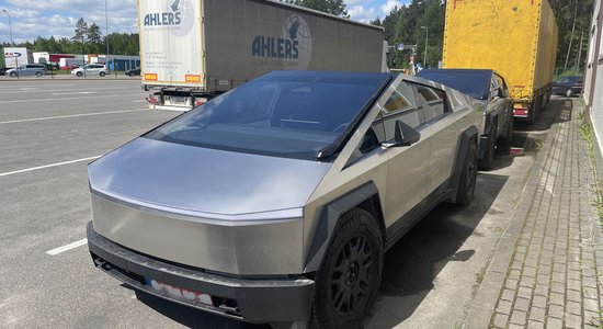 ВИДЕО. В Литве таможенники задержали два электромобиля Tesla Cybertruck, которые везли в Беларусь