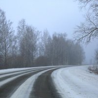 Sniegputenis apgrūtina braukšanu visā Latvijā