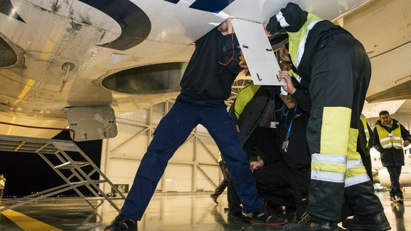 Airbaltic Bombardier CS300 lidmašīnas nakts apkope - 37