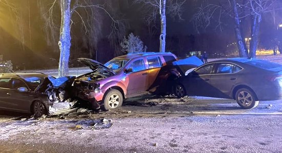 ВИДЕО. В Риге на Юрмалас гатве произошло столкновение нескольких автомобилей