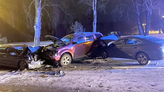 ВИДЕО. В Риге на Юрмалас гатве произошло столкновение нескольких автомобилей