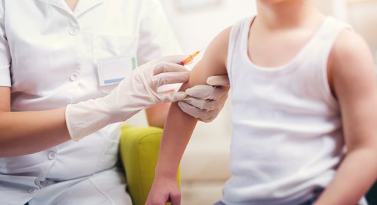 Опрос: почти 90% латвийцев выступают за введение обязательных прививок детям