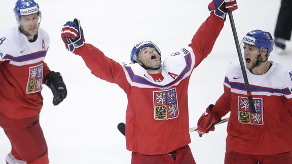 Jaromir Jagr, center, with Michal Jordan, right, Jan Hejda, left,