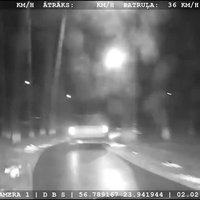 Video: Olainē jaunietis bēg no policijas un sasit likumsargu auto
