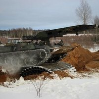 Foto: Igauņiem izrāda iepirkto militāro tehniku
