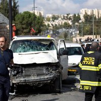 Jeruzalemē automašīna ietriecas cilvēkos; policija nošauj agresīvo vadītāju