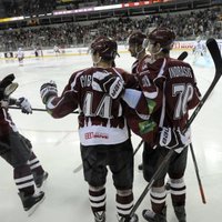 'Ak Bars' hokejisti pēc izcīnītās uzvaras slavē Rīgas 'Dinamo' komandu